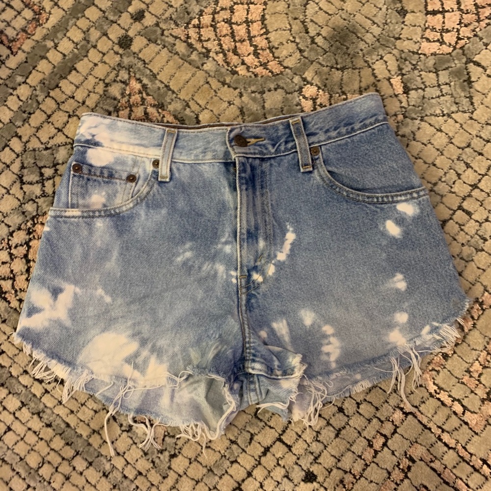 Acid Wash High Wasted Levi Jean Shorts